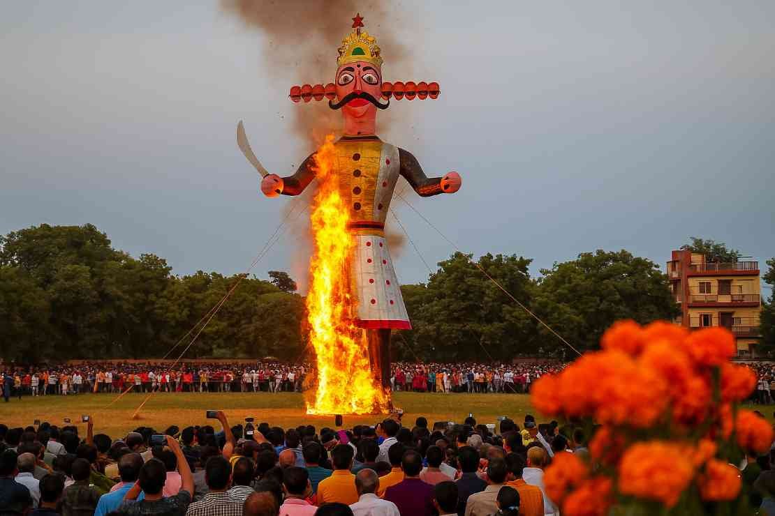 रावण दहन - पुष्प और भीड़
